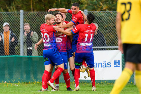 Höganäs Bleron Zekaj jublar med lagkamraterna