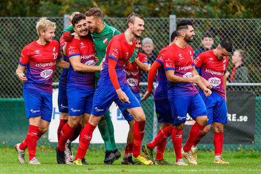 Höganäs Bleron Zekaj jublar med lagkamraterna