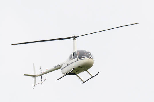 En helikopter flyger över fotbollsmatchen i Division 3