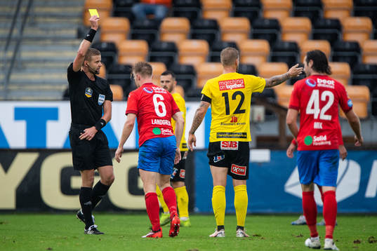 Mjällbys David Löfquist får ett gult kort