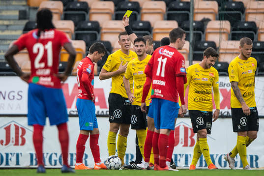 Mjällbys Jesper Löfgren får ett gult kort