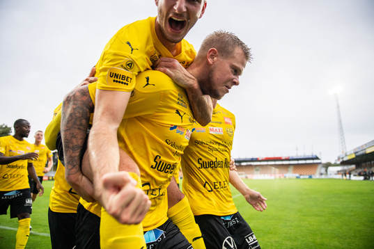 Mjällbys David Löfquist jublar