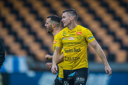Mjällbys Viktor Agardius jublar