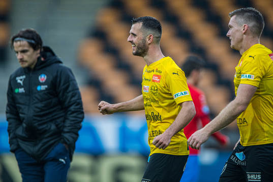 Mjällbys Kadir Hodzic och Viktor Agardius jublar