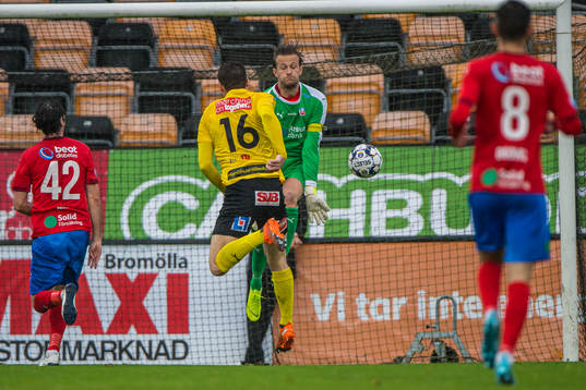 Helsingborgs målvakt Anders Lindegaard  och Mjällbys