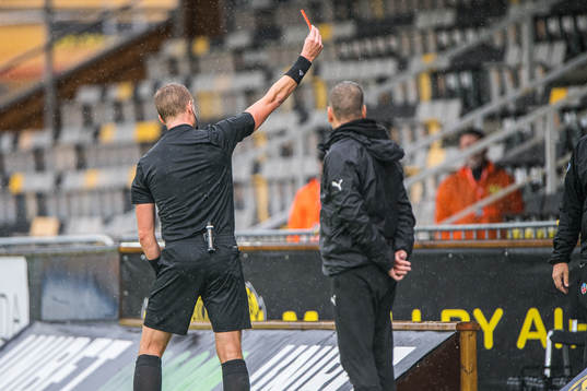 Helsingborgs tränare Olof Mellberg får rött kort
