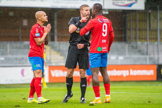 domare Glenn Nyberg och Helsingborgs Alhaji Gero