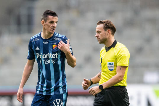 Djurgårdens Haris Radetinac och domare Kristoffer Karlsson