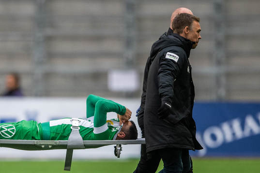 Hammarbys Mohanad Jeahze lämnar planen på bår