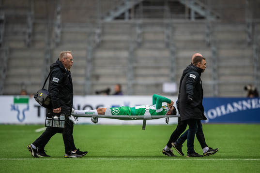 Hammarbys Mohanad Jeahze lämnar planen på bår