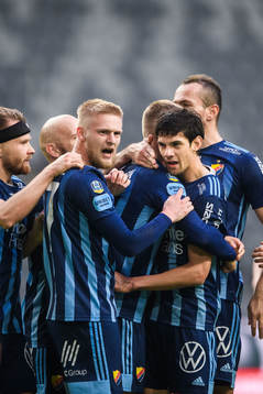 Djurgårdens Kalle Holmberg jublar med Jesper Nyholm och