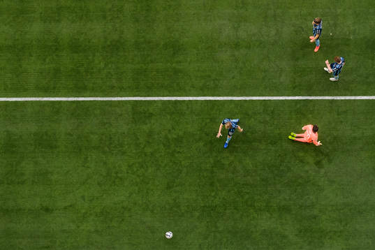 Djurgårdens målvakt Tommi Vaiho deppar med lagkamrater