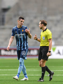 Djurgårdens Haris Radetinac i samtal med domare Kristoffer