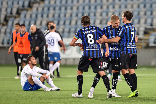Sirius spelare jublar  medan IFK Norrköpings Linus