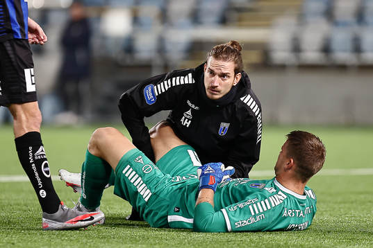 Sirius Naprapat Anton Hagberg behandlar Sirius målvakt