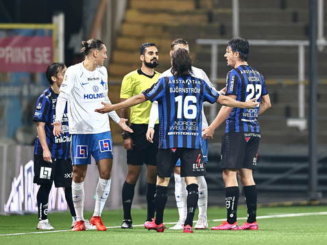 IFK Norrköpings Jonathan Levi, domare Mohammed Al-Hakim,