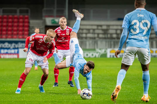 Kalmars Carl Gustafsson och Malmö FFs Arnór Traustason