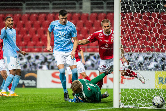 Malmö FFs Anel Ahmedhodzic gör 0-4 bakom Kalmars målvakt