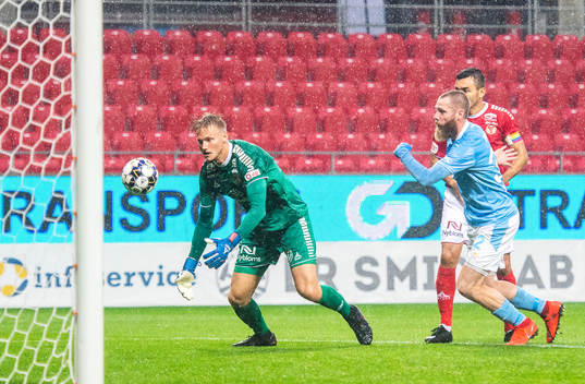 Kalmars målvakt Ole Söderberg och Malmö FFs Jo Inge