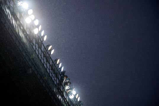 <strålkastare i regnet på Guldfågeln Arena