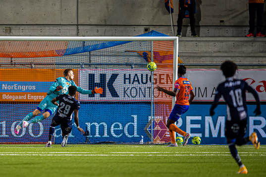 Pemi Moumbagna Faris of Kristiansund scores the 1-1 goal