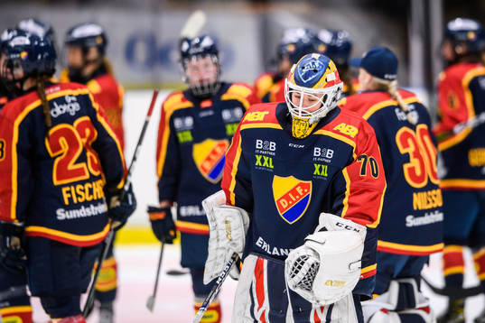 Djurgårdens målvakt Lovisa Berndtsson deppar