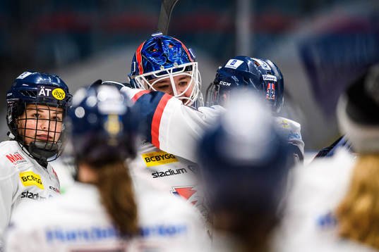 Linköpings målvakt Stephanie Neatby jublar med lagkamrater