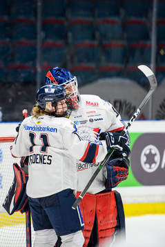 Linköpings Lene Tendenes och målvakt Stephanie Neatby
