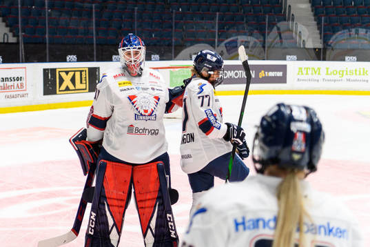 Linköpings målvakt Stephanie Neatby jublar med Linnea
