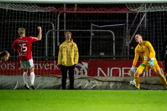 Degerfors Axel Lindahl skjuter mål på Västerås målvakt