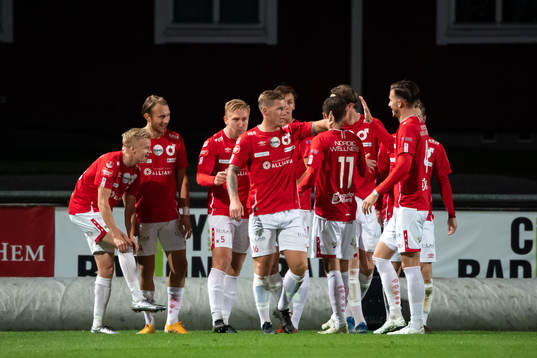 Degerfors Victor Edvardsen jublar med lagkamrater