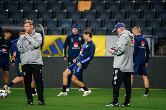 Assistant coach Peter Wettergren and head coach Janne