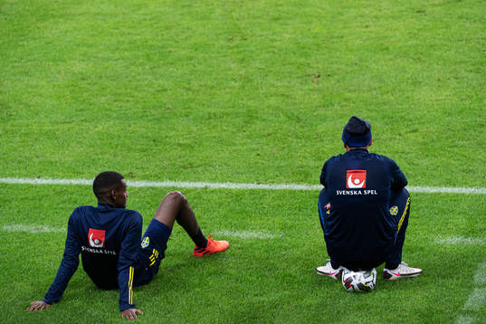 Alexander Isak and Victor Nilsson Lindelöf of the Swedish