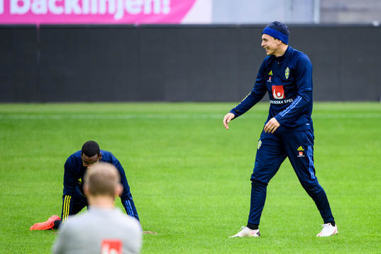 Aexander Isak and Victor Nilsson Lindelöf of the Swedish