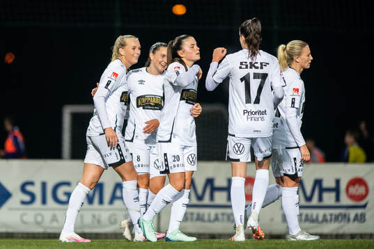 Göteborgs Stina Blackstenius jublar med lagkamrater
