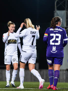 Göteborgs Emily Sonnett jublar med Stina Blackstenius