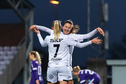 Göteborgs Stina Blackstenius jublar med målskytten till