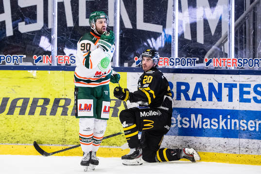 Kristianstads Rikard Olsén reagerar mot domaren