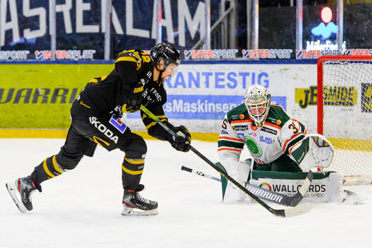 Västerås Viktor Hertzberg och Kristianstads målvakt