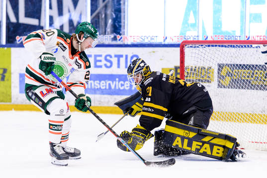 Kristianstads Erik Flood och Västerås målvakt Jesper