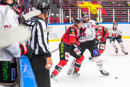 Malmö Redhawks Emil Sylvegård och Örebros Ludvig
