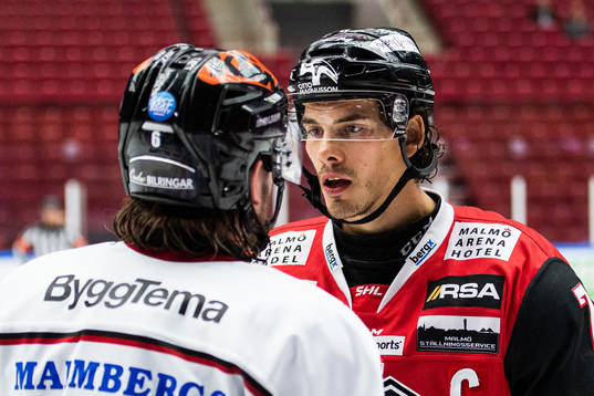 Örebros Stefan Warg i diskussion med Malmö Redhawks