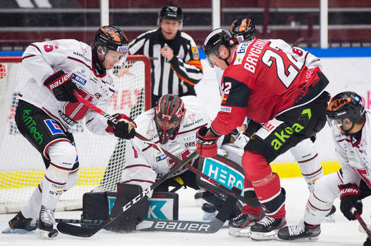 Malmö Redhawks Lars Bryggman framför Örebros målvakt