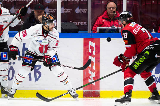 Malmö Redhawks Adam Ollas Mattsson och Örebros Ludvig