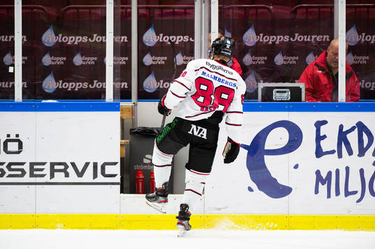 Örebros Joonas Rask lämnar isen