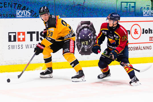 Luleås Erik Gustafsson jagas av Djurgårdens William Eklund