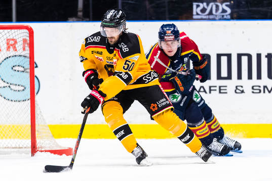 Luleås Daniel Sondell jagas av Djurgårdens Alexander Holtz