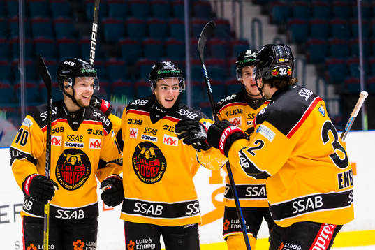 a vänster) gör 1-2 och gratuleras av Einar Emanuelsson