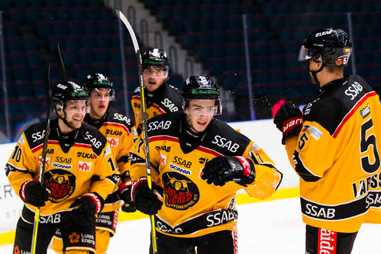 Luleås Isac Brännström gör 1-2 och gratuleras av
