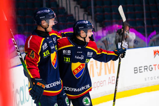 Djurgårdens William Eklund gör 3-2 och gratuleras av